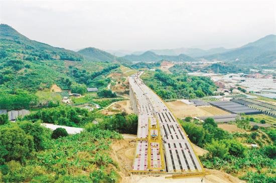 漳武高速公路南靖段新楼大桥全幅贯通