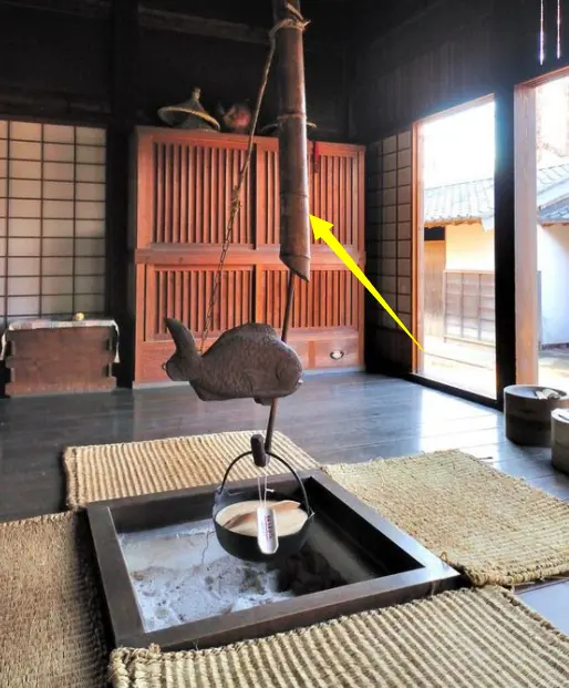 日本原始的取暖方式榻榻米中间掏空烧火炉取暖方便还能烧热水