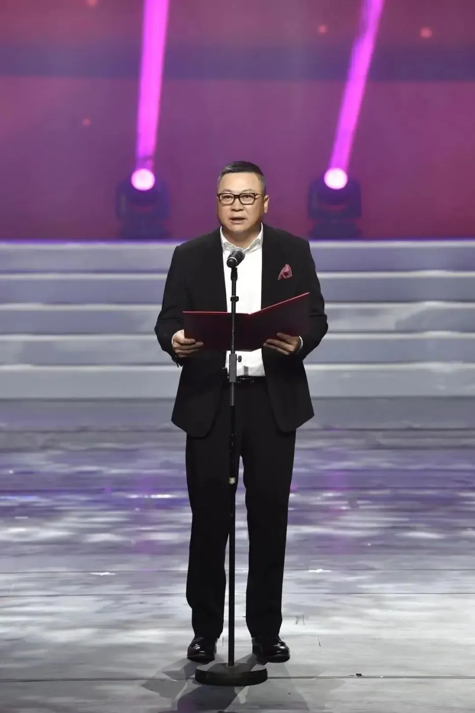 林伟则表达了旭辉集团伴随武汉发展多年的感恩之情,以及对广大医务