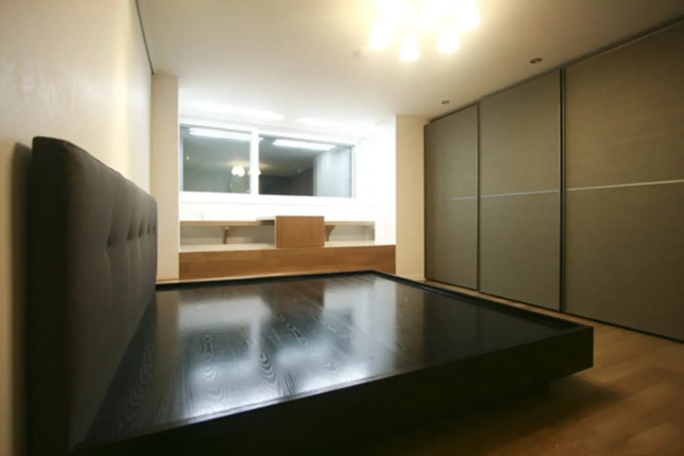 看看机智的人咋打地台的往下挖装个悬空桌办公休闲越用越方便