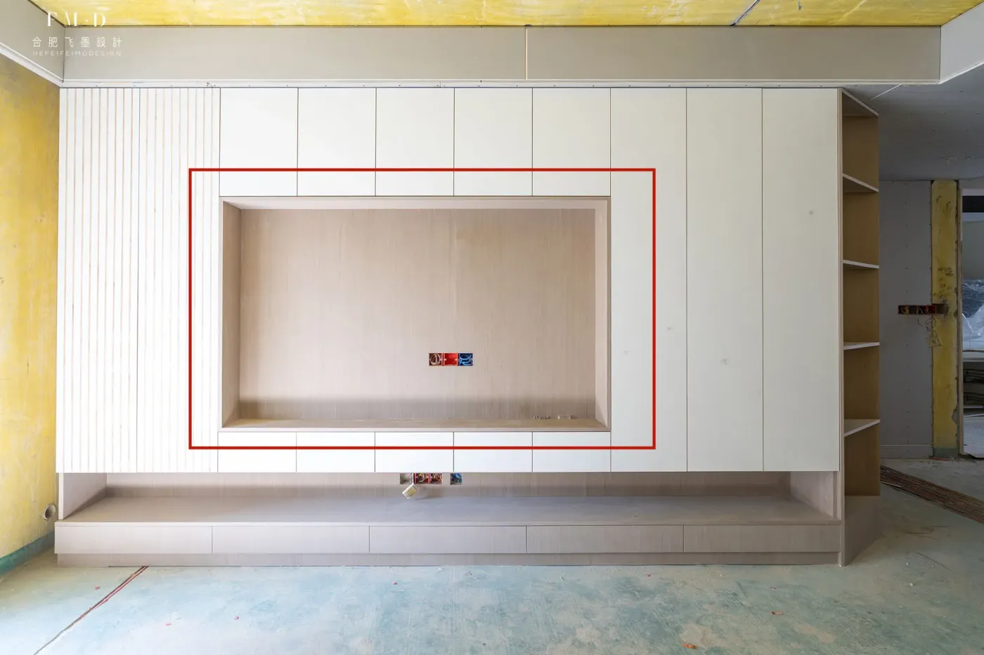 最明智的还是包一圈电视柜,末端留一排壁龛,30公分深实用百搭_房产