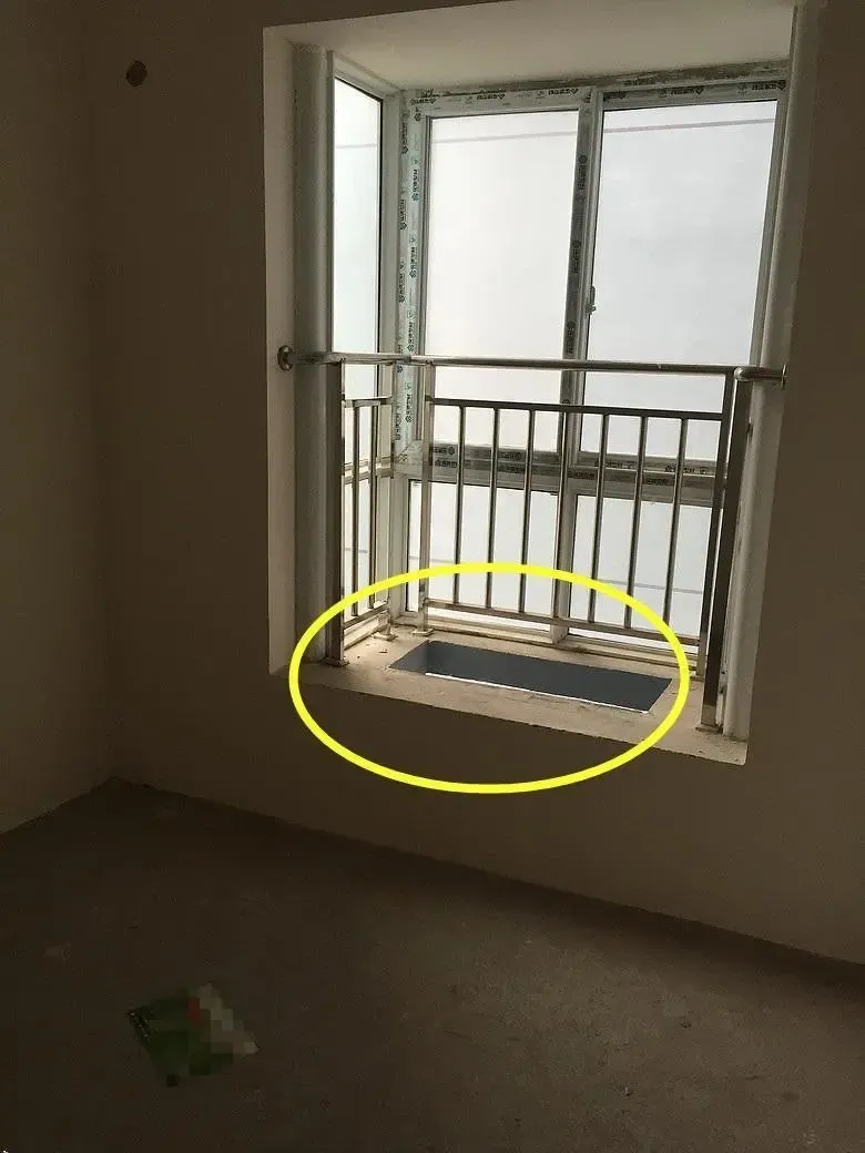 卧室送个假设备台不打掉太浪费决定敲掉护栏改飘窗明智吧