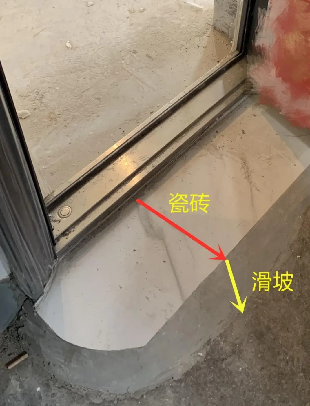 因为门槛石做窄了呀,还有过渡斜坡,导致进出门一半脚在斜坡上,一半脚