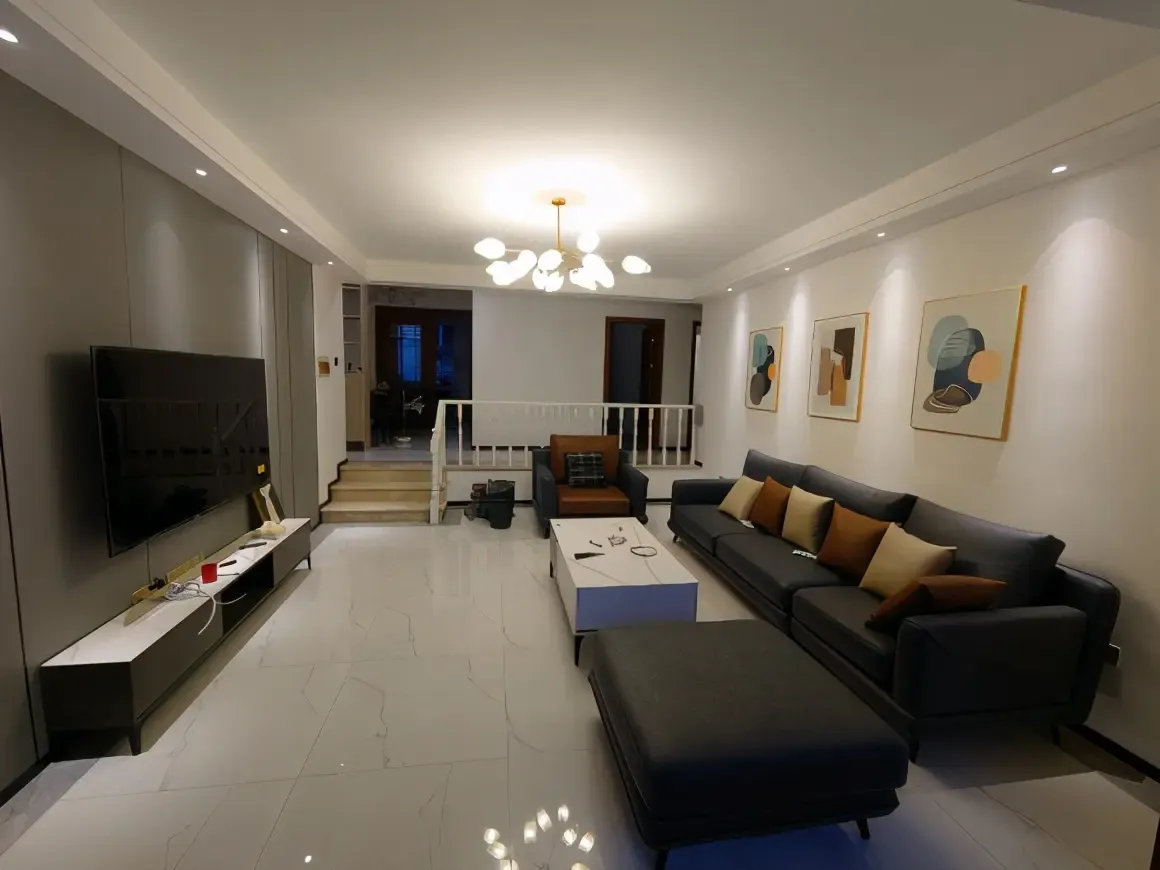 08年的老房子,没有电梯,客厅和阳台是下沉的,总花14万值不