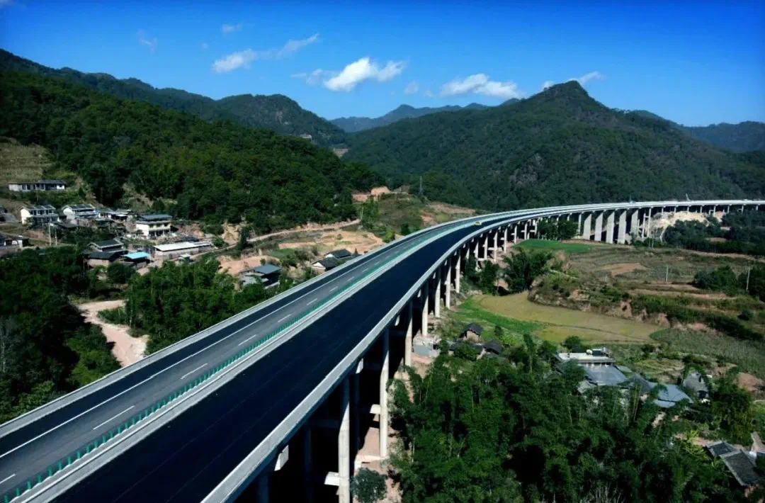 云南首条穿越哀牢山无量山高速公路建成通车