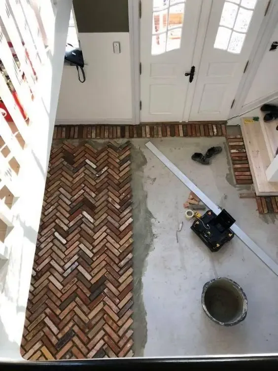 这年头还有人这么省砌墙剩下的红砖用在室内铺地效果没得说