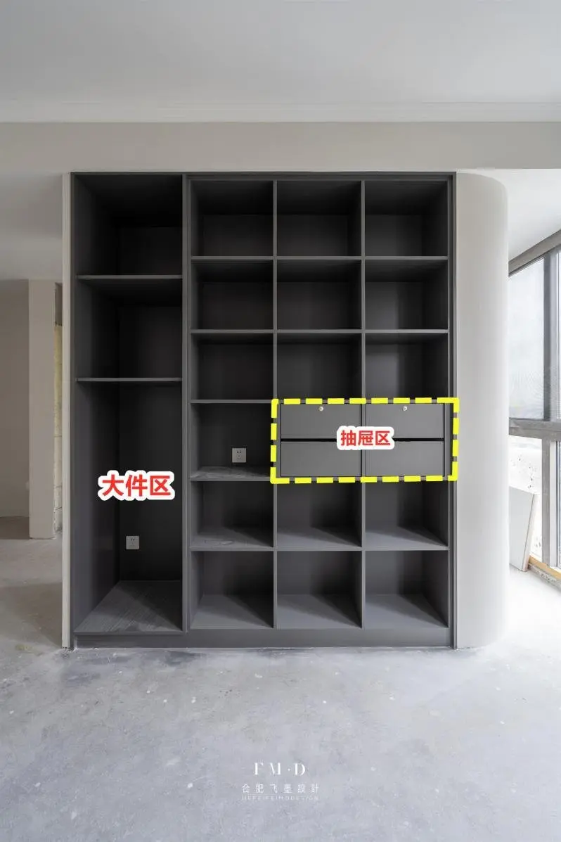 不靠墙的双面柜,所以在柜子两侧做了收口处理,靠窗的一侧做了曲面造型