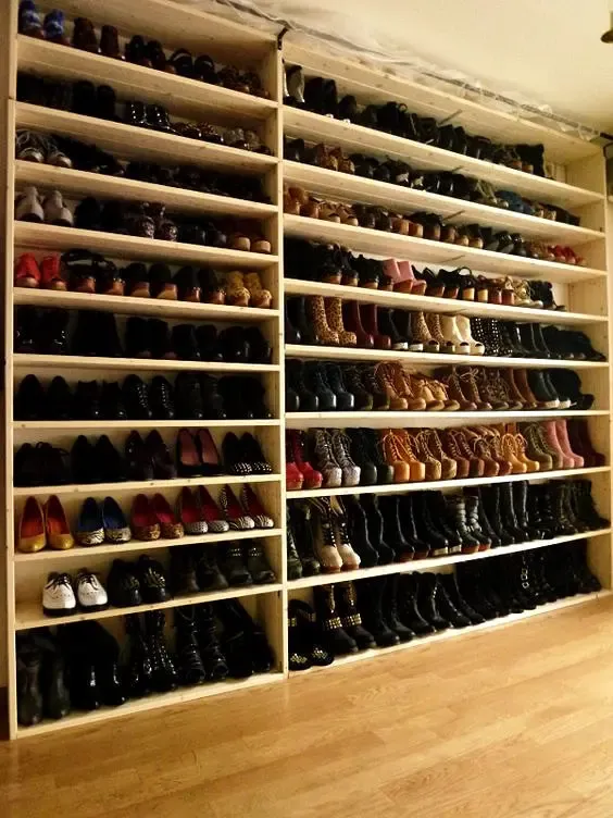难道鞋墙是有钱人标配?富二代谢宏祖他家那一墙的鞋,堪比一套房