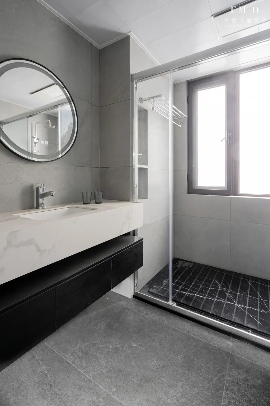 不把物业放眼里楼上把卫生间飘窗砸了你家跟着砸也能多1㎡