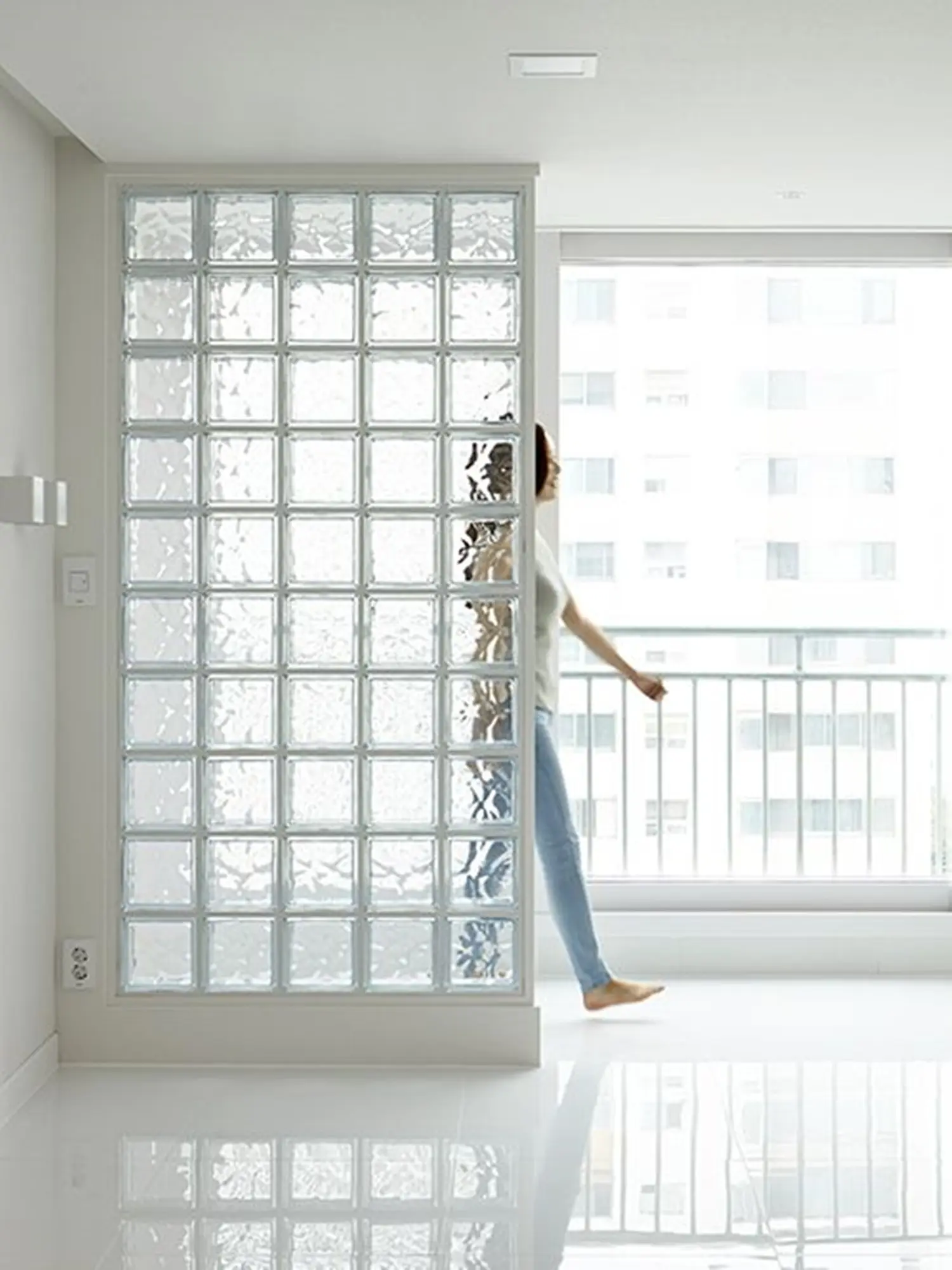 还会为客厅增添设计感哦,整个空间不那么空了,而且玻璃砖本身装饰效果