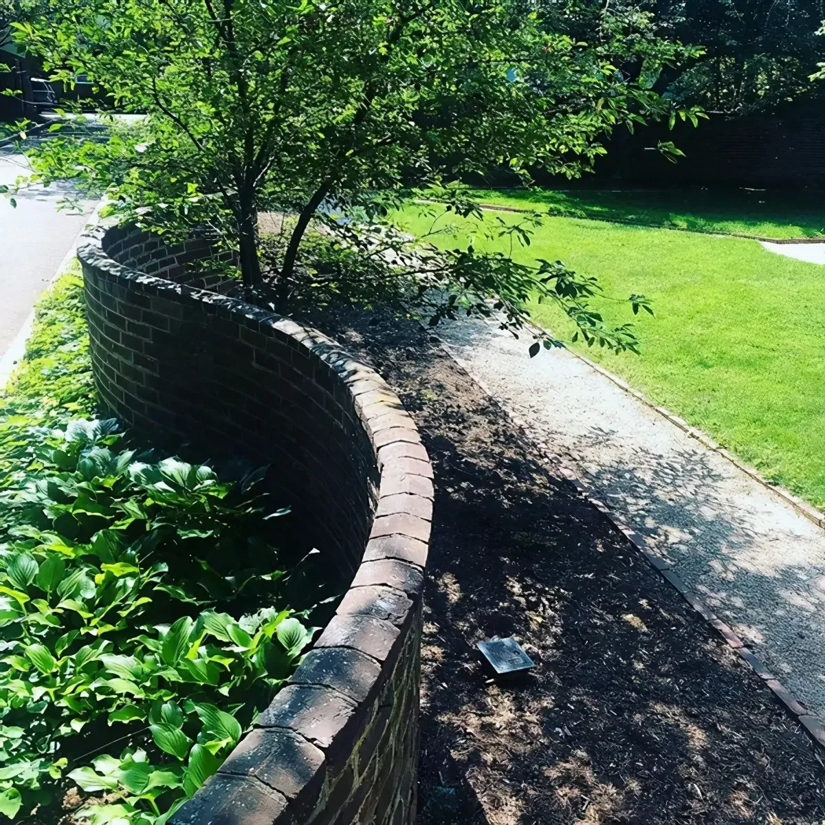 老家有房的庭院一定要这么建红砖砌波浪形围墙成本低显气派