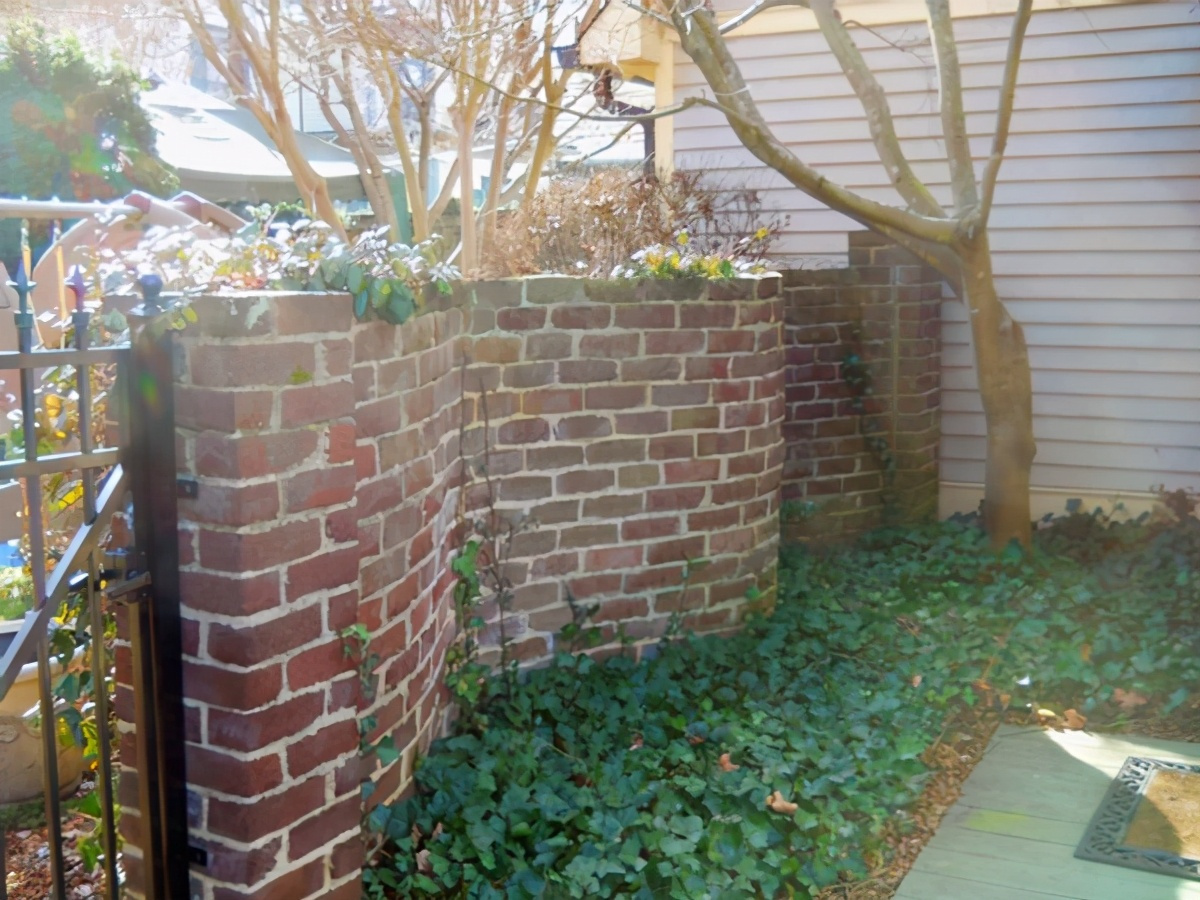 老家有房的庭院一定要这么建红砖砌波浪形围墙成本低显气派