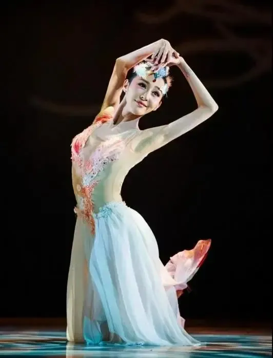 那个惊艳了春晚的舞者,这一次为心中的摩登江南起舞