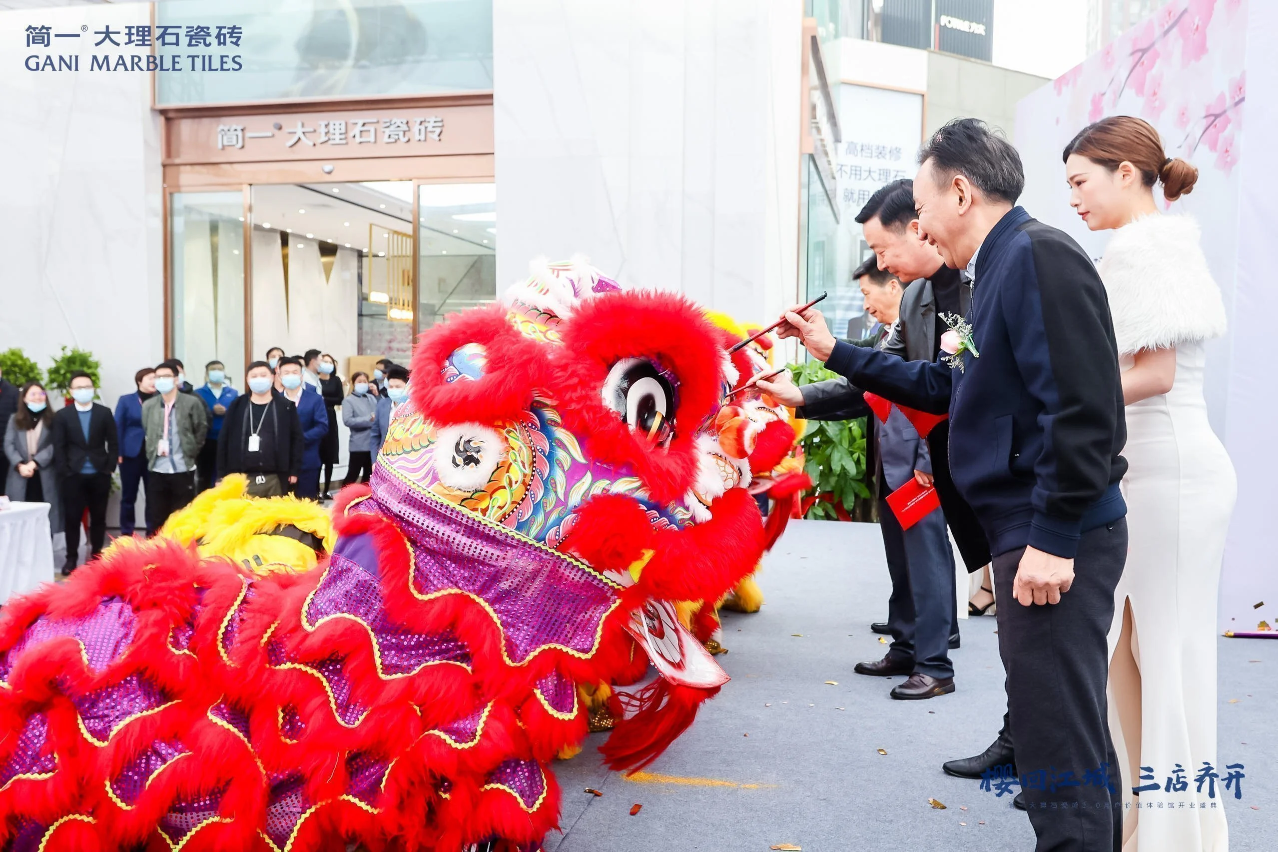 还有象征福气的的醒狮仪式,点睛点醒雄狮财气,舞狮舞进八方财宝,武汉