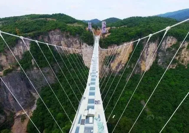 红崖谷景区紧邻温塘镇,距项目大约20,这里最著名的是位于海拔处,仅有