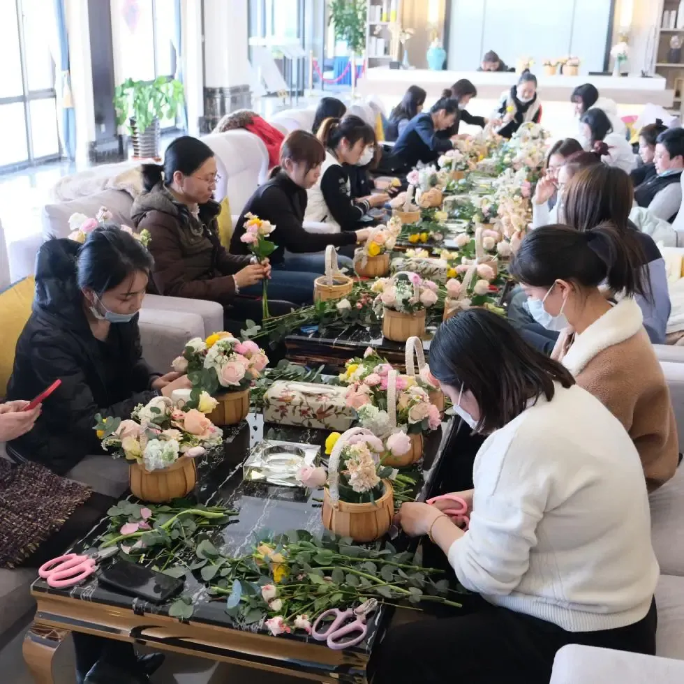花开三月美在滨城中铁房地产集团东北有限公司开展女神节艺术插花活动