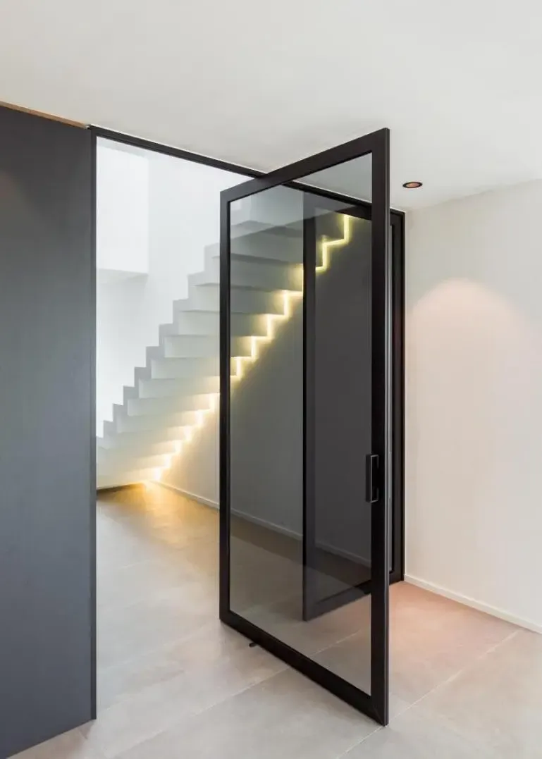 说啥也不装平开门了这次换成360旋转玻璃门腾出不少空间