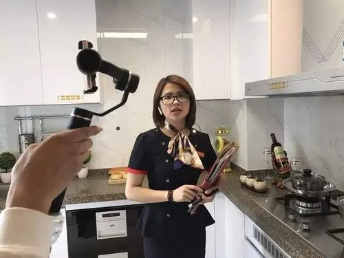 售楼小姐竟然在做这3件事看看她们都干些什么