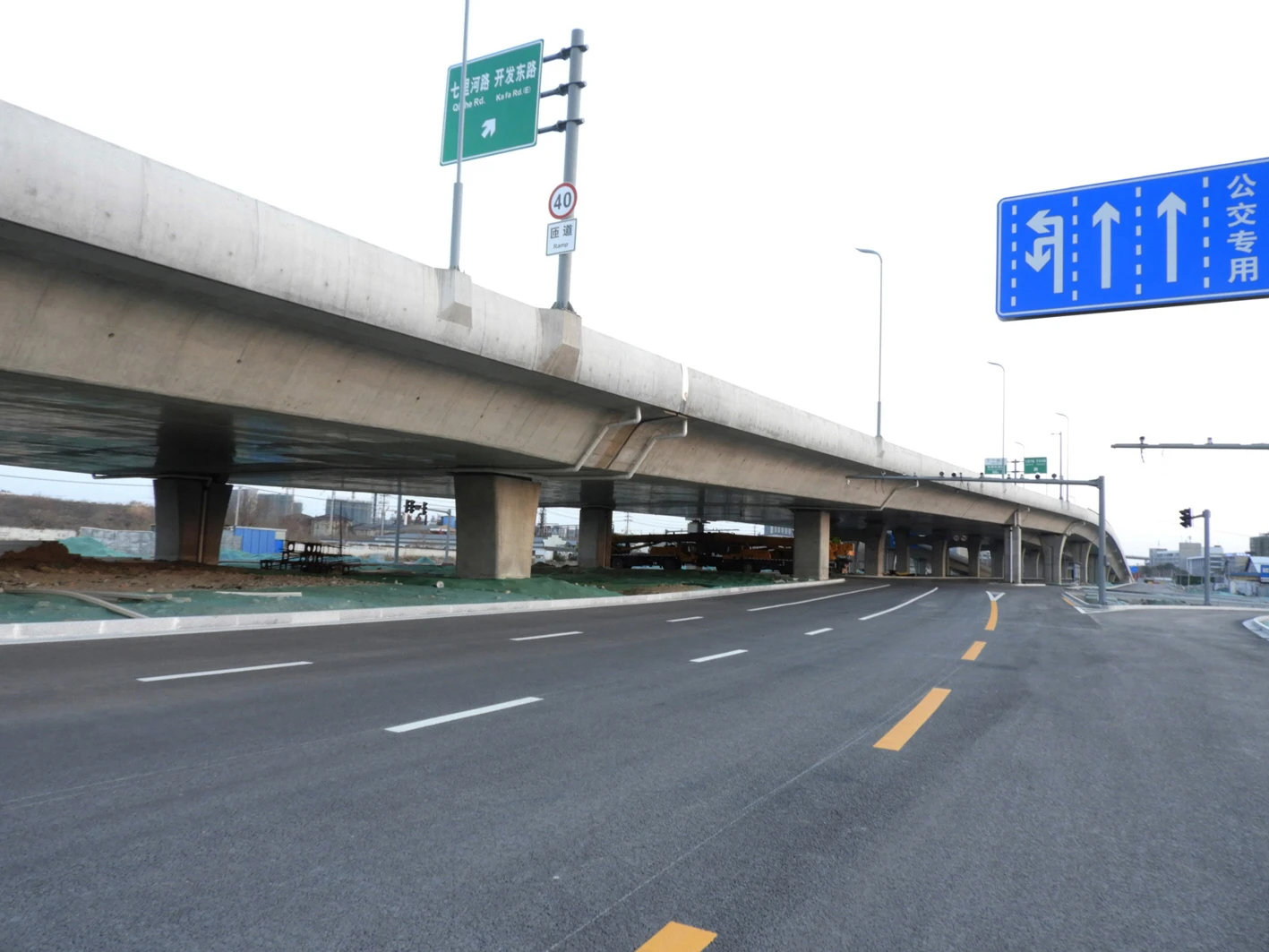 运河快速路,润扬快速路等扬州快速环路建设备受市民关注,昨天上午,市