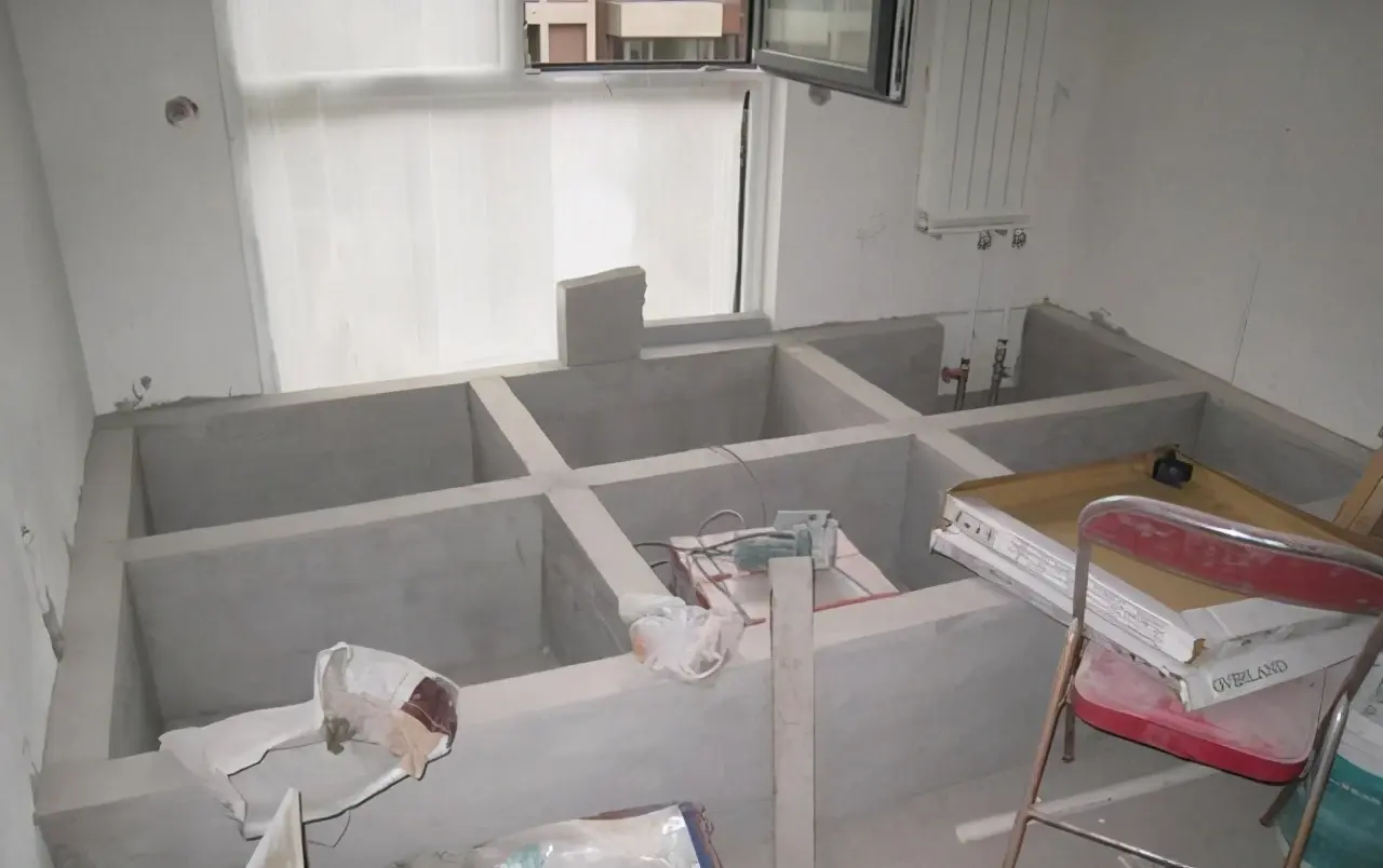 床体跟墙面连成一体,用水泥抹平压光,中间留下凹口,类似箱体床.