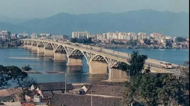 1985年,时为清远县的交通工程北江大桥正式通车,成为连接清远市区一河