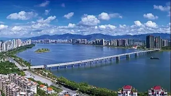 2004年,清远市区段北江的第三座桥———凤城大桥建成.