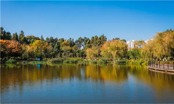 恒大林溪郡紧邻千亩渔浦寒泉湿地公园,梁王河滨河景观带,于天赋自然之