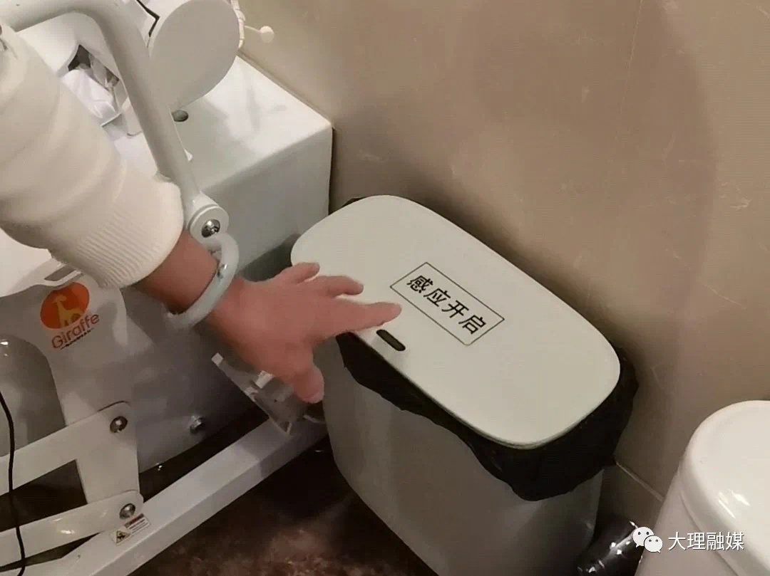 5G+厕所?大理古城“透明门”的科技感厕所使用ing