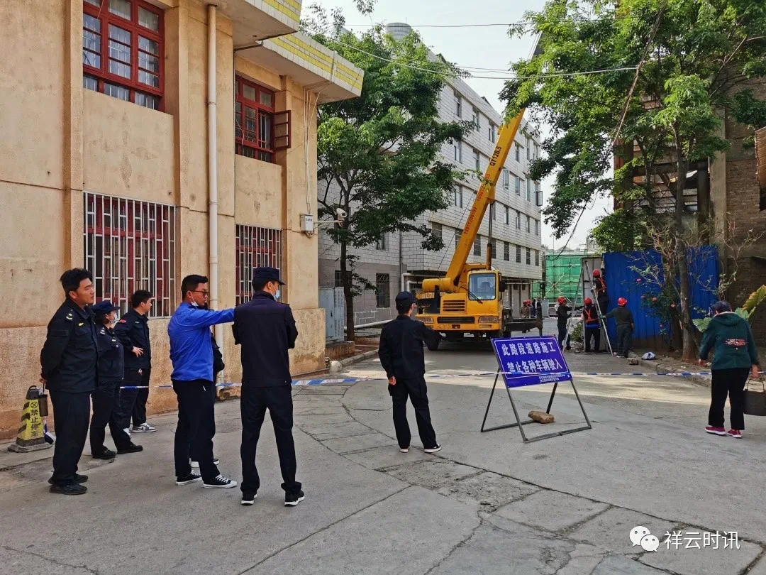 祥云县对老城区一违法建筑进行依法强制拆除