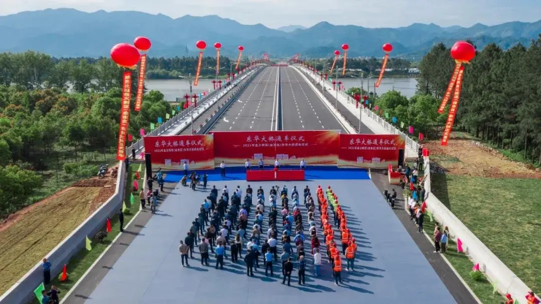 开通仪式前,李雄伟,高峰,邱银泉,王瑞海等区领导来到东华大桥北端