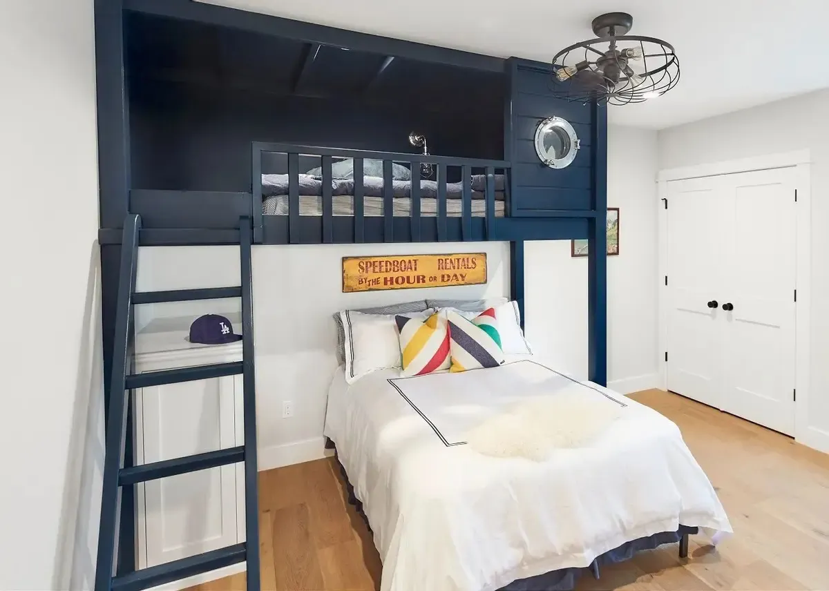 比起普通的上下铺现在流行这种l型高低床又能多一倍收纳面积