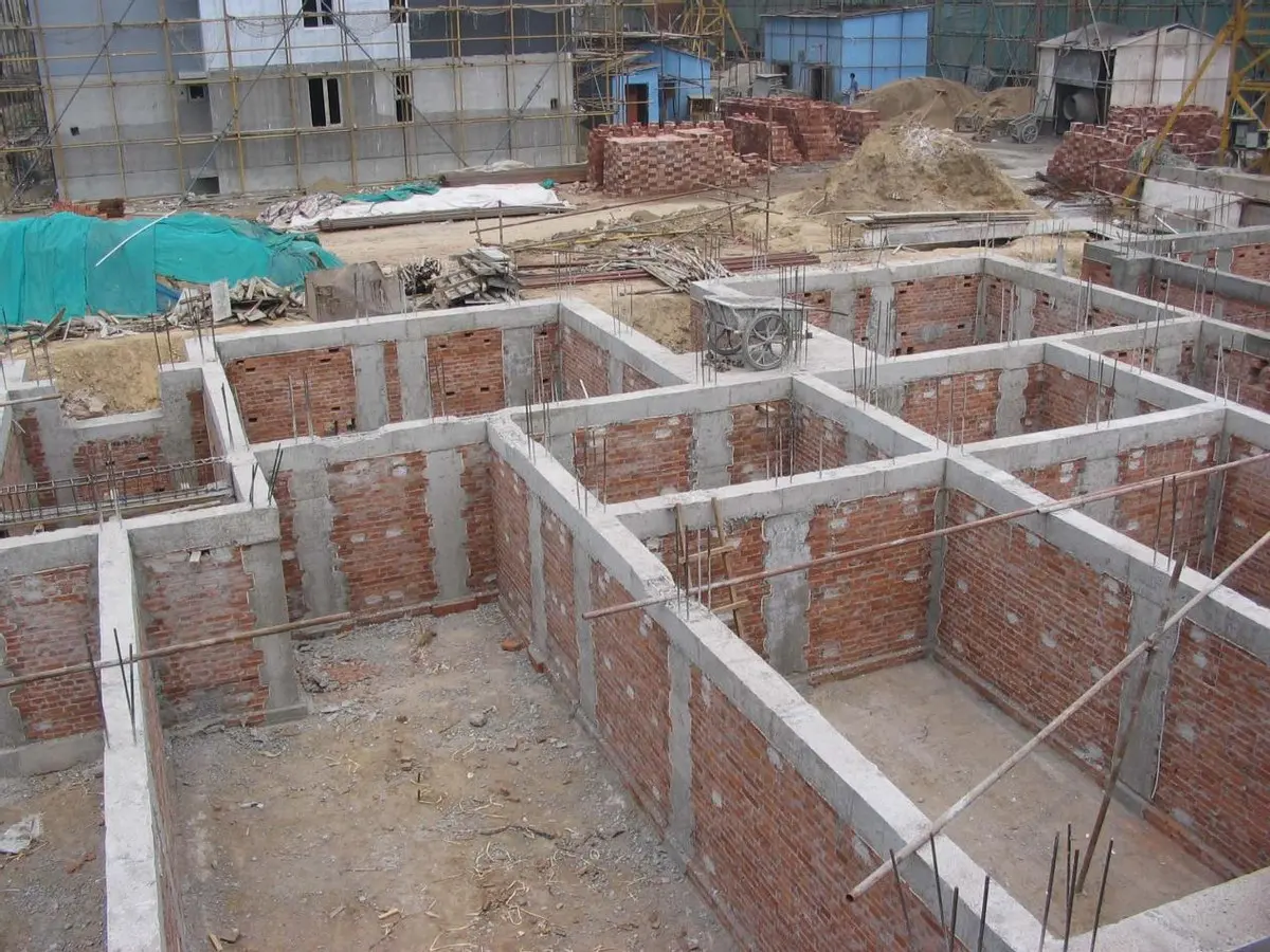 还是越南建房打地基省事不放钢筋插满竹子铺满砖块够结实