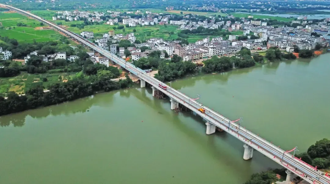 赣深高铁江西段铺轨贯通