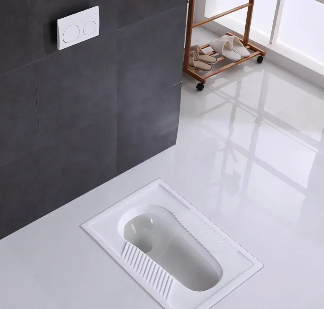 后面冲出来的,方便把脏东西冲掉,能防止上厕所时残留的脏水飞溅到外面