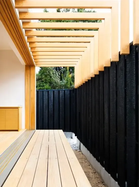 院子过道再窄也别浪费,搭建成这样,养花休闲阳光房都是可以的