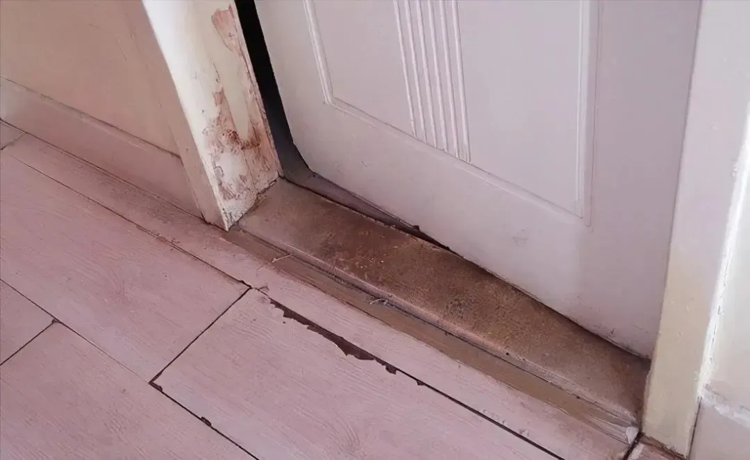 卫生间门口墙面总是返潮发霉是为什么原因有5个其实很好解决