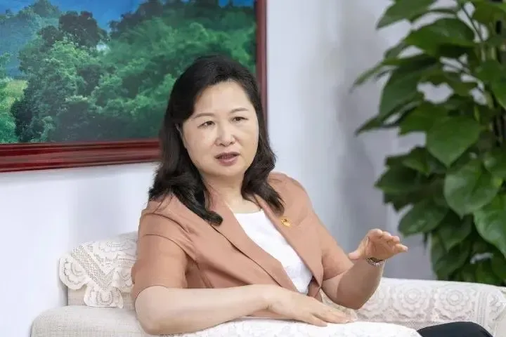 5月18日,阳山县委书记邓菲接受清远日报专访.清远日报记者 江元威 摄