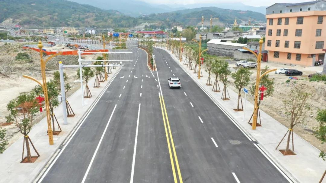 施工8个月，梁河县城高速连接延长线通车