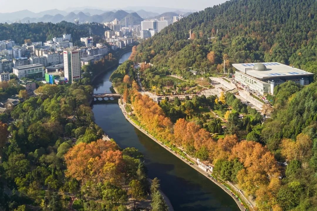 私享一座山 俯瞰一座城丨繁华与山水环抱 匠造诗意栖居