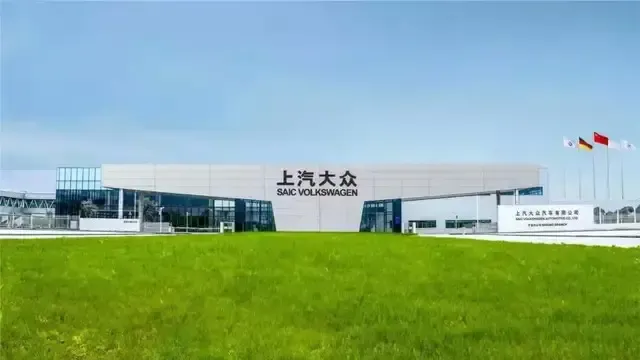 滩涂杭州湾一座汽车城