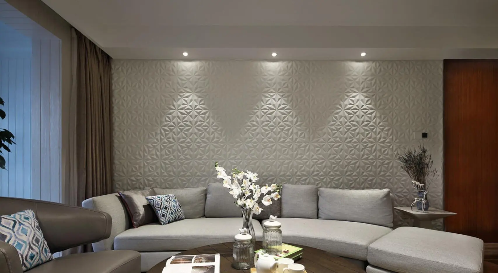 给沙发墙做硬包设计,在过去几年非常流行,不过由于饰面是那种肌理凹凸