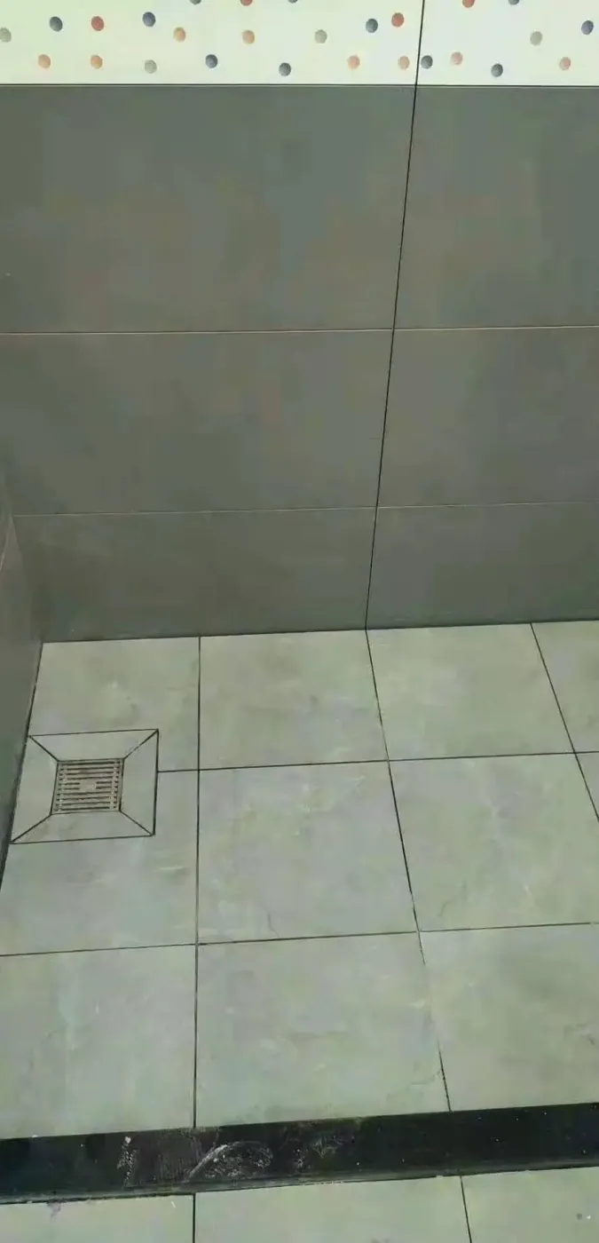 广州装修瓷砖铺贴完工分享一下瓦工师傅刚刚清理好现场拍过来的图片