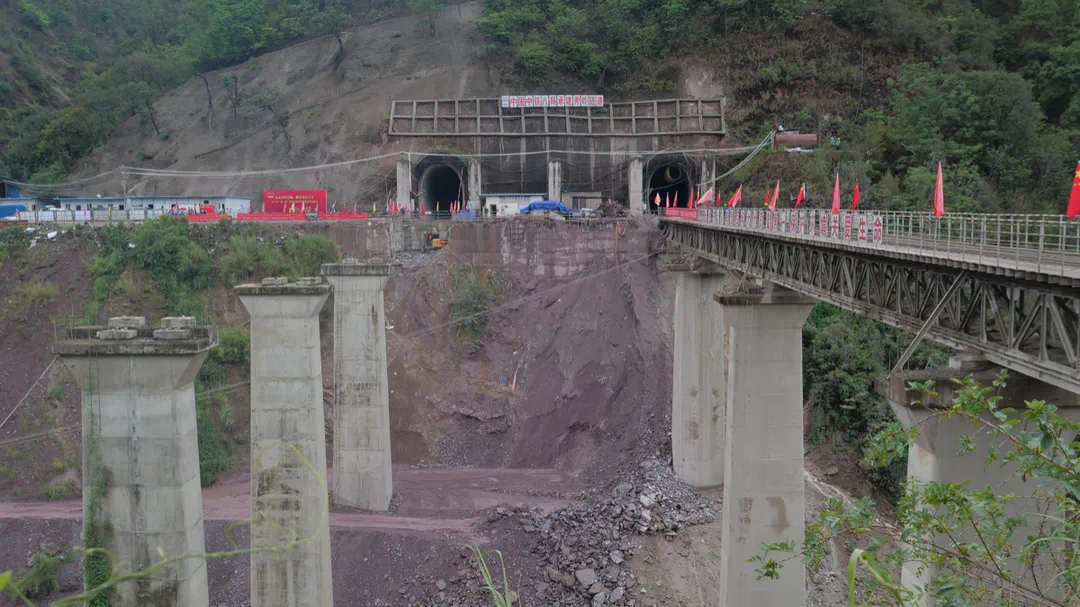 云南大(理)瑞(丽)铁路重点控制性工程秀岭隧道成功贯通!