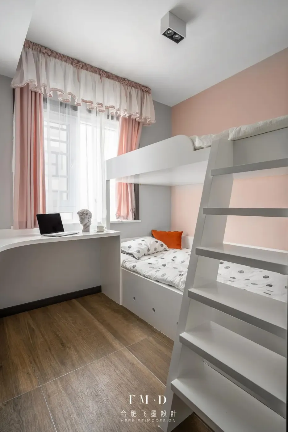 儿童房带飘窗不如试试打高低床在上面加滑梯家里多个游乐园