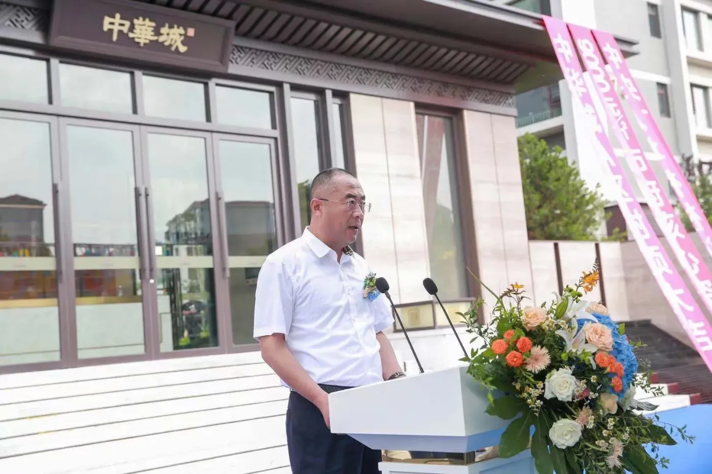 随后烟台市房地产业协会王光会长及万光城建姜松春姜总分别对本次仪式