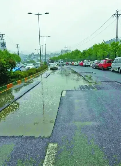 济宁高新区易积水路段看这里交警提醒您注意出行安全