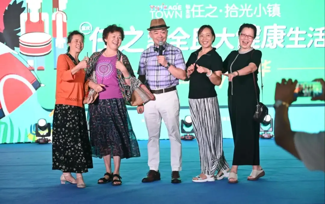 演出环节精彩纷呈,周二毛登台即带起欢声笑语,不愧是《生活麻辣烫》的