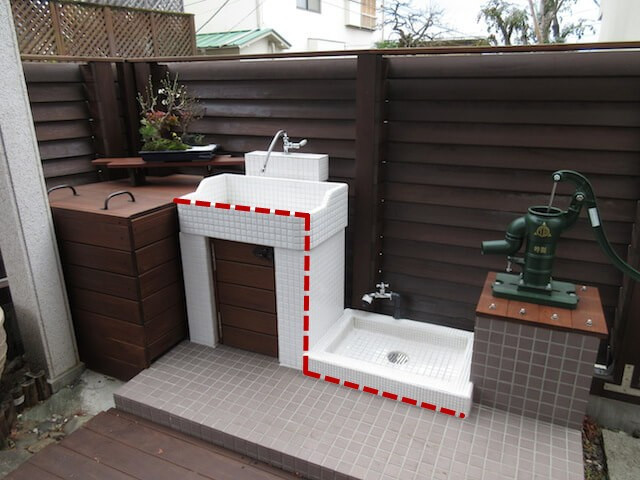 如果你家有个小院子,建议可以在角落处设计个小水池,真的很实用,砖砌