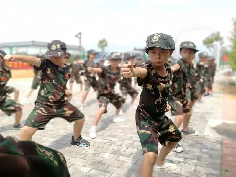 童军律动绽放韶华碧桂园少儿军训夏令营结营啦
