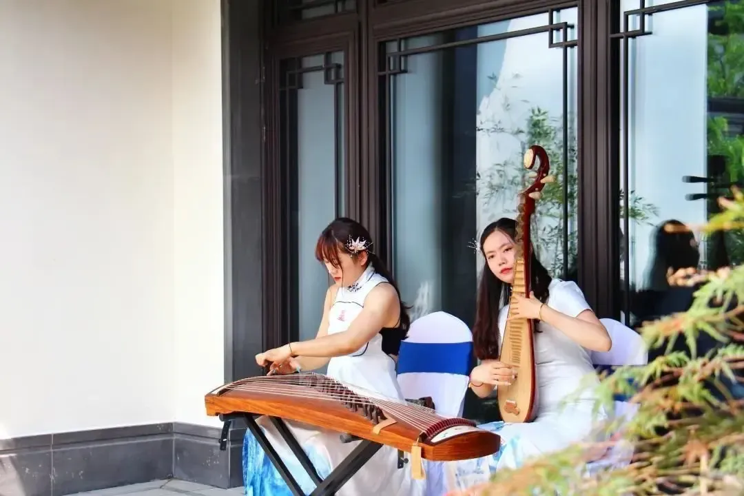 拉开了活动的序幕,刚柔并济的琵琶,灵动变换的扬琴,宛转悠扬的古筝,一